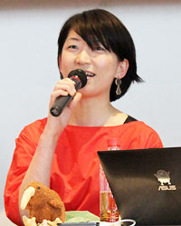 川波朋子氏