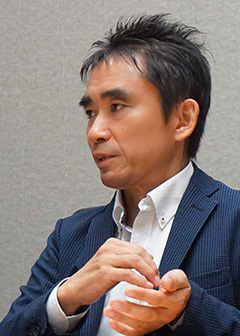 室元隆志氏