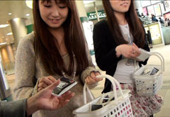 渋谷駅前のティッシュ配りが配布している謎のティッシュを受け取ると、そこにマーカーが描かれている